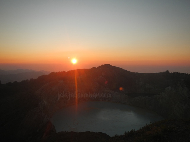 Sunrise Kelimutu, salah satu sunrise terbaik di Indonesia