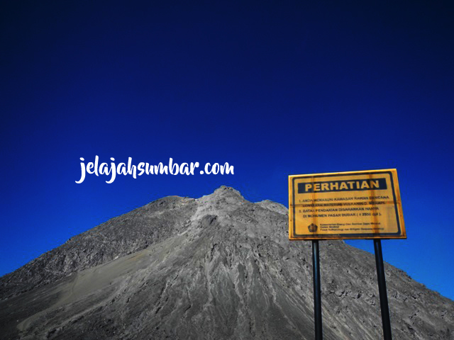 Papan himbauan untuk tidak mendaki ke Puncak Gunung Merapi