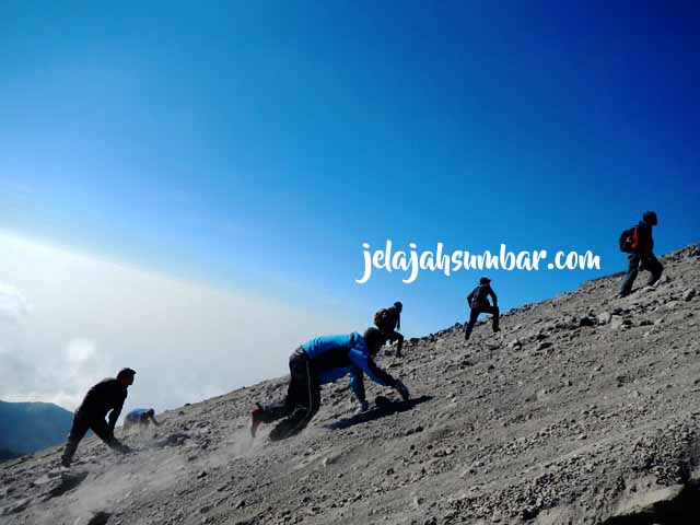 Sejumlah pendaki sedang berupaya menggapai puncak Gunung Merapi