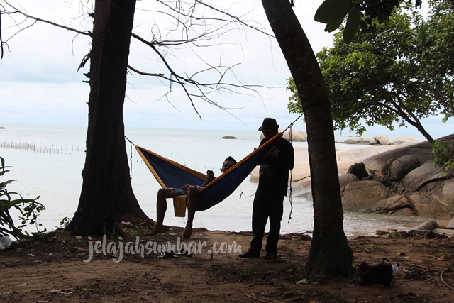 Di Pantai Penyabong banyak pohon rindang, jadi cocok banget buat hammock-an