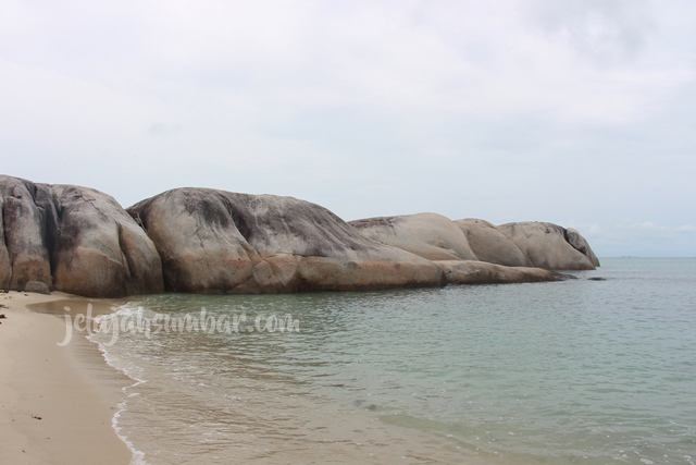 Batu granit menjorok ke laut yang menjadi ciri khas Pantai Penyabong